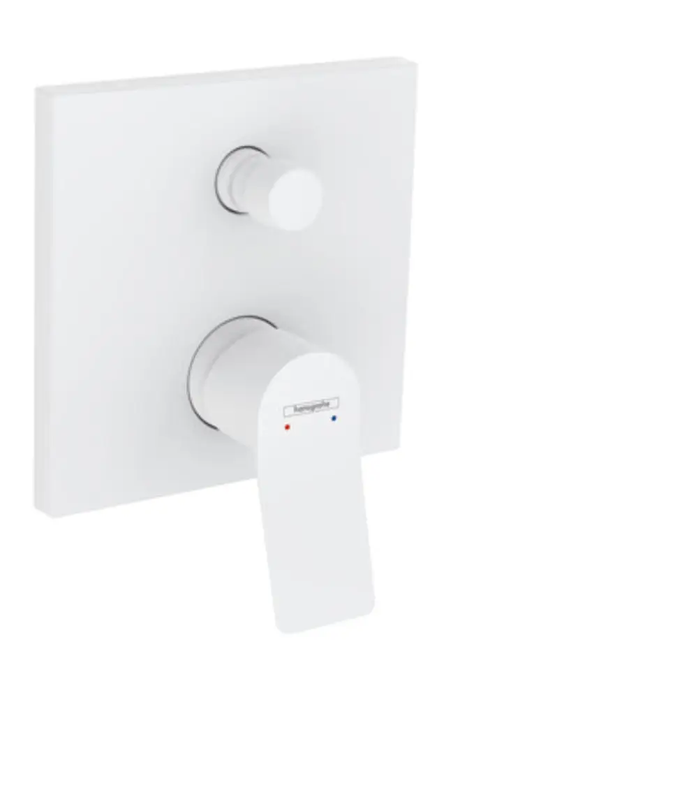 Weißer Unterputz-Wannenmischer mit einem Hebel und zwei Reglern für Temperatur und Wasserfluss. Produkt von Hansgrohe, schlichtes Design, integriert in Wand.